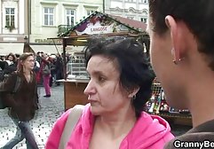 سبزه بر روی آلت تناسلی فیلم سکسی sex مرد و لگد می زند