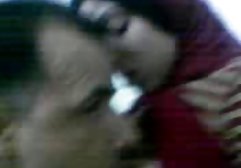شخص عجیب و غریب عکس وفيلم سکسي بلوند زرق و برق دار در مسیر گرفت