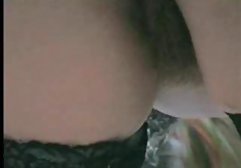 یک ورزش جوان نشان می دهد اسباب بازی های مورد علاقه خود را بسیار فیلم های سک30 بزرگ است! او پاهای باریک خود را پراکنده می کند و گربه را لوس می کند